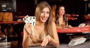 Permainan kasino live-dealer hikaribet dengan dealer profesional di studio multi-kamera.