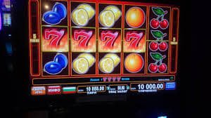 Panel promosi rujukan dan bonus di hikaribet, menampilkan tingkatan loyalitas dan hadiah rujukan