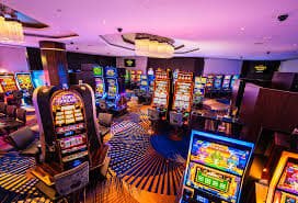 Antarmuka permainan slot Microgaming di hikaribet menampilkan Aviator, Sweet Bonanza, dan Gates of Olympus